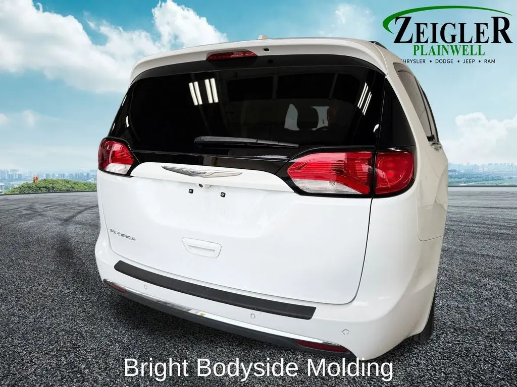 2017 Chrysler Pacifica Touring-L photo 5