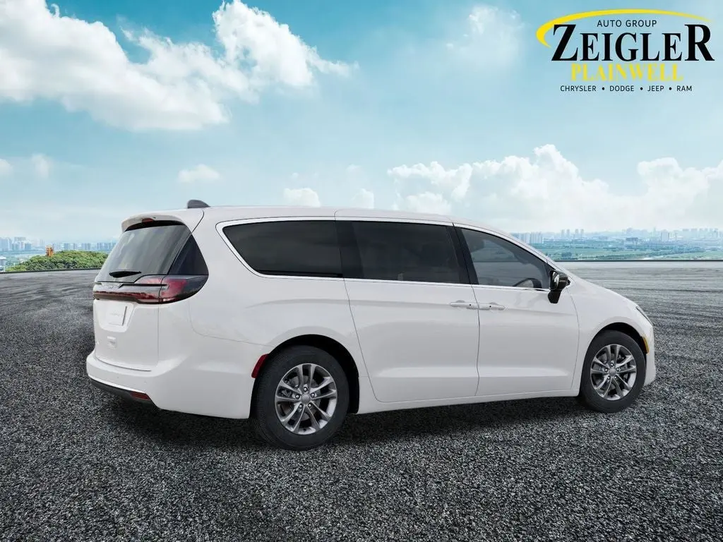 2027 Chrysler Pacifica Select photo 4