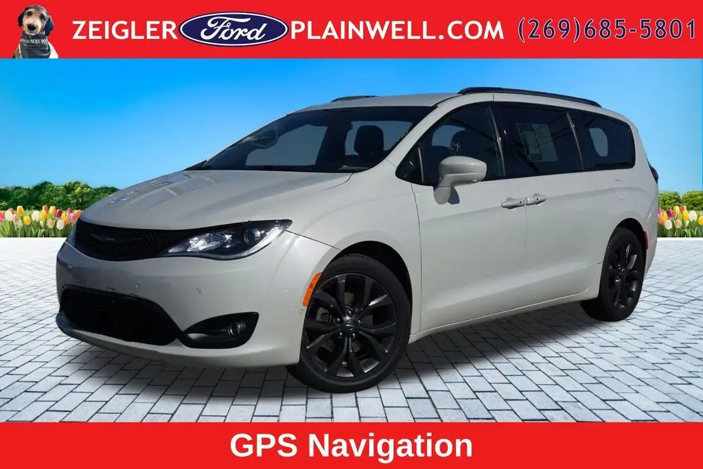 2020 Chrysler Pacifica Touring photo 1