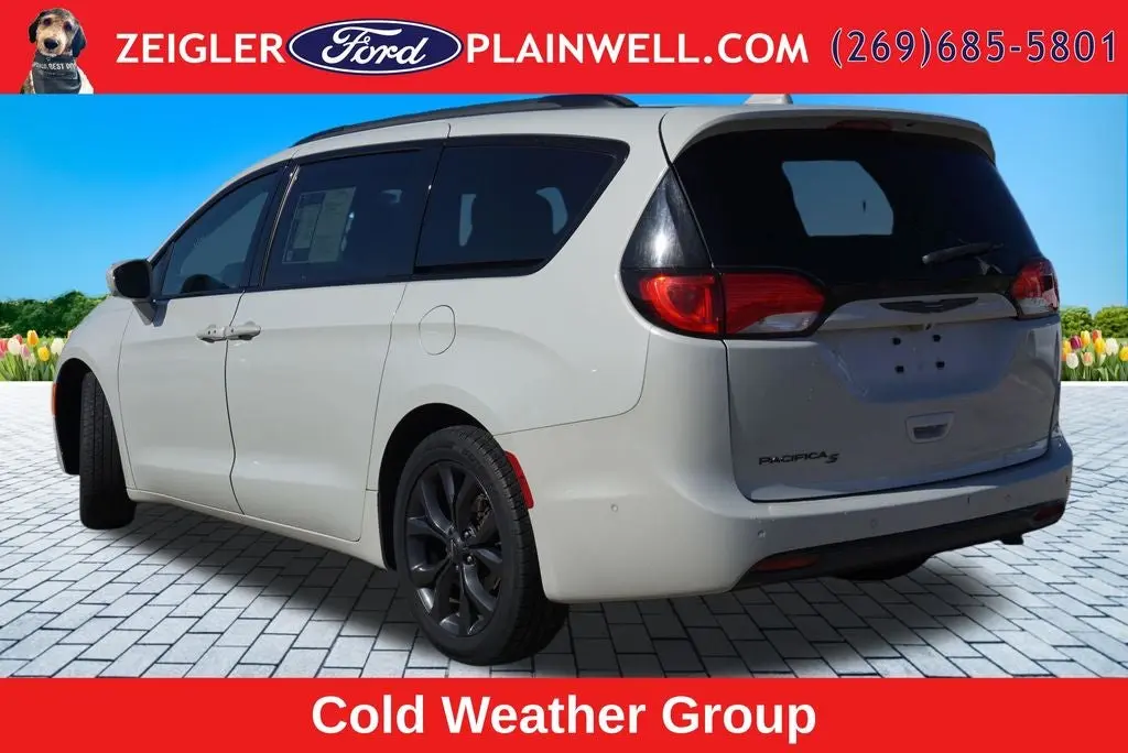 2020 Chrysler Pacifica Touring photo 3