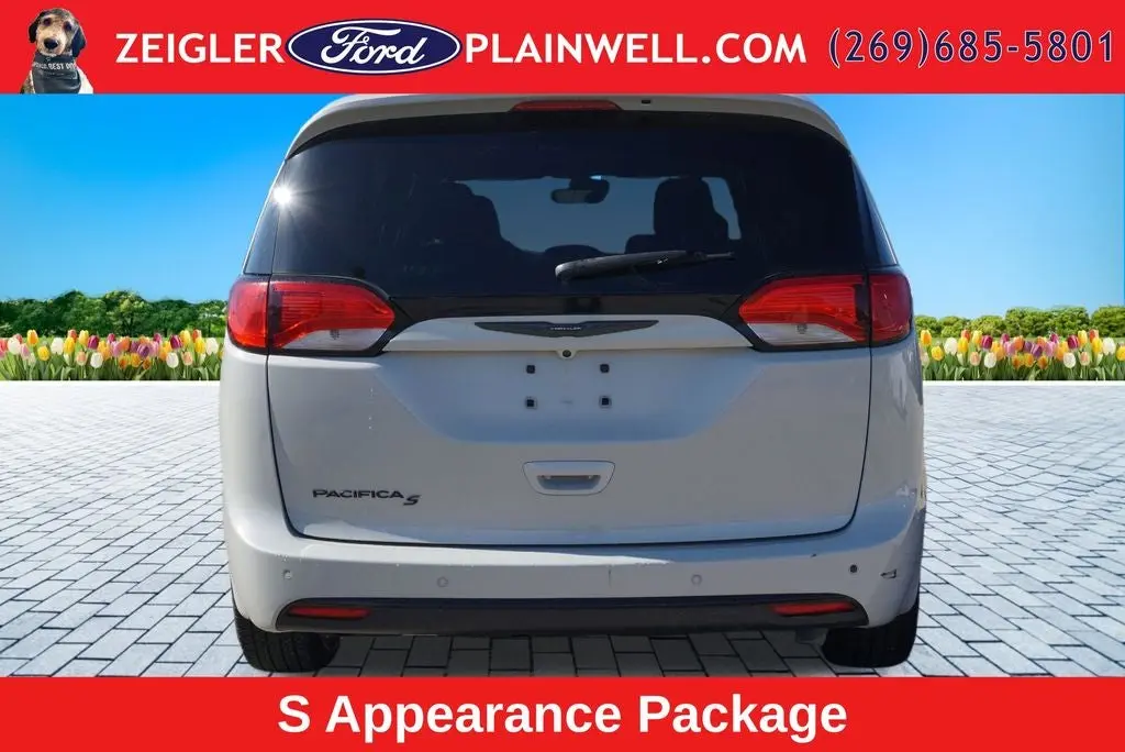 2020 Chrysler Pacifica Touring photo 4