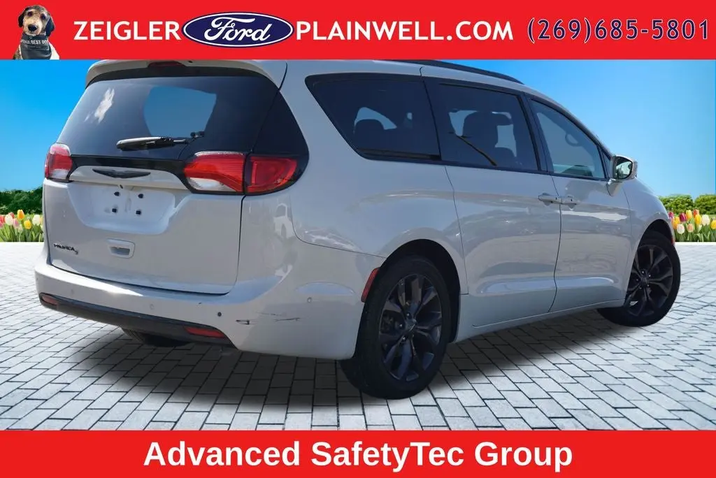 2020 Chrysler Pacifica Touring photo 5