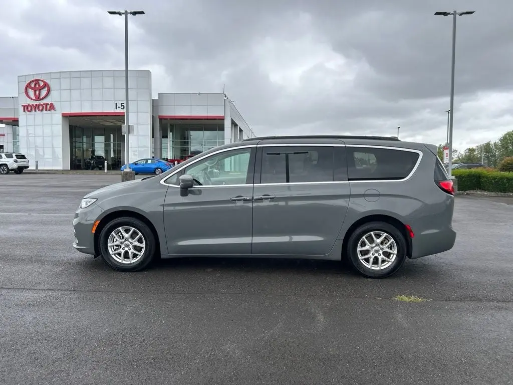 2022 Chrysler Pacifica Touring L photo 3