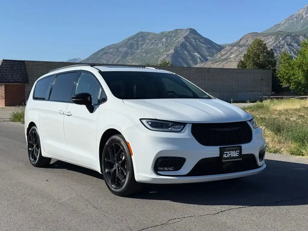 2026 Chrysler Pacifica Limited's photo