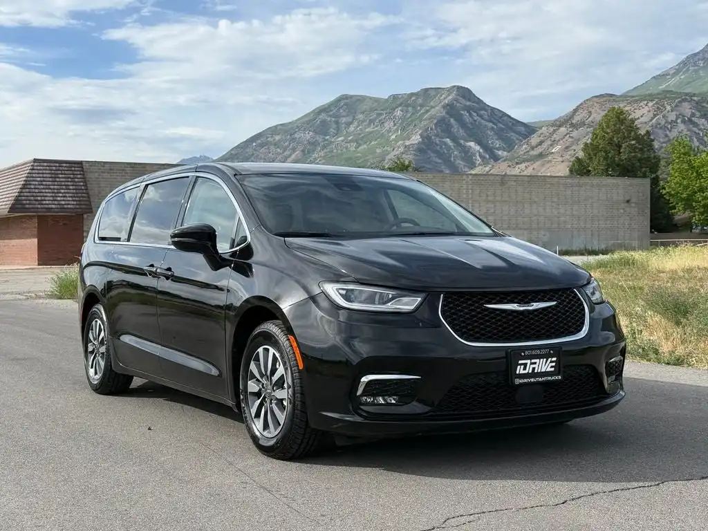 2024 Chrysler Pacifica Hybrid Select PHEV's photo