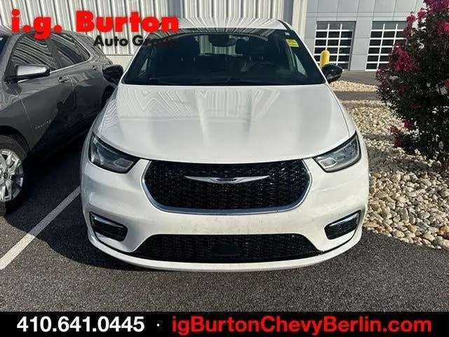 2025 Chrysler Pacifica Select photo 3