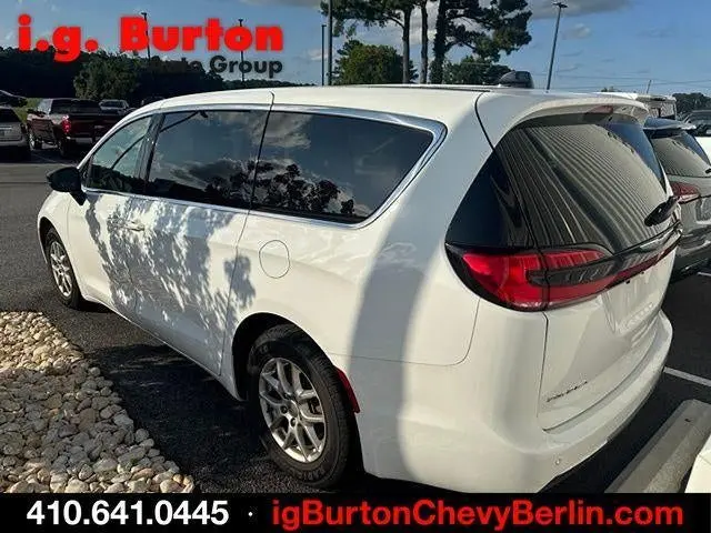 2025 Chrysler Pacifica Select photo 4