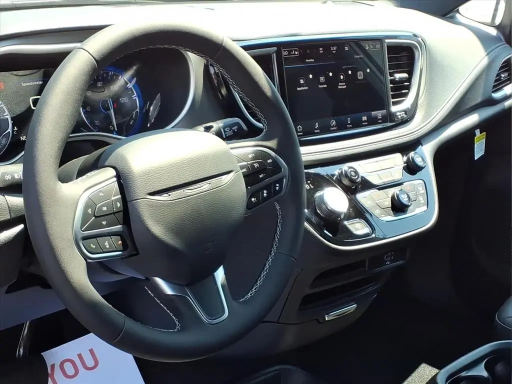 2027 Chrysler Pacifica Select photo 3