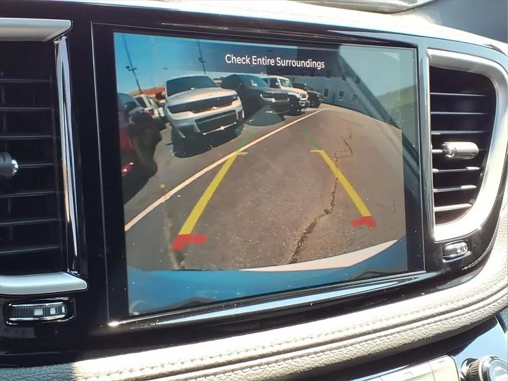 2027 Chrysler Pacifica Select photo 4