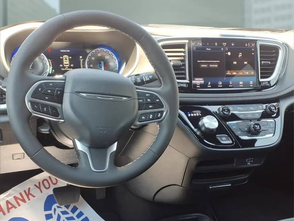 2027 Chrysler Pacifica Select photo 3