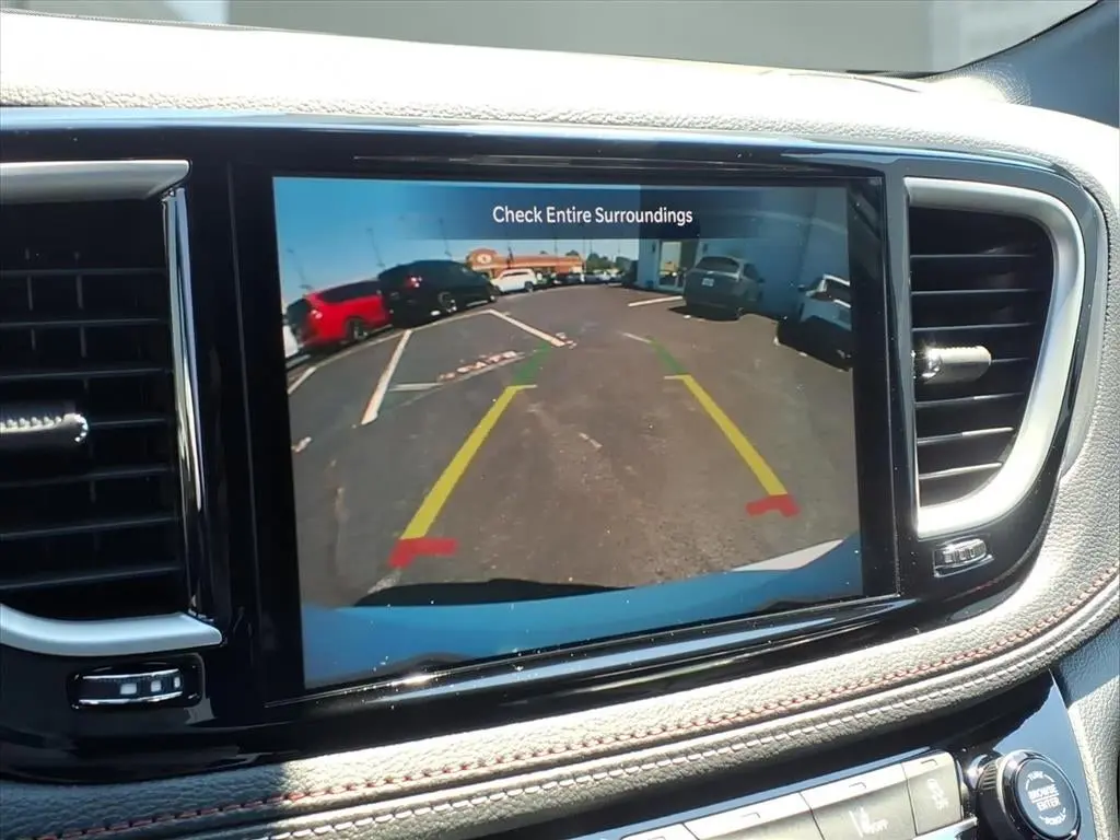 2027 Chrysler Pacifica Select photo 4