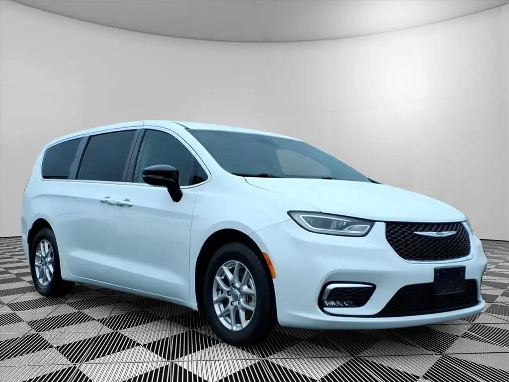 2024 Chrysler Pacifica Touring L's photo