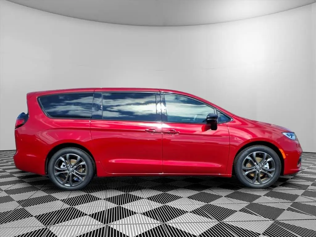 2026 Chrysler Pacifica Select photo 3