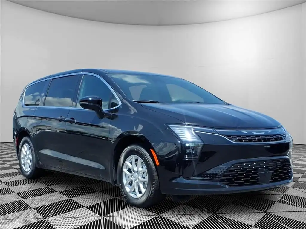 2027 Chrysler Pacifica Select's photo