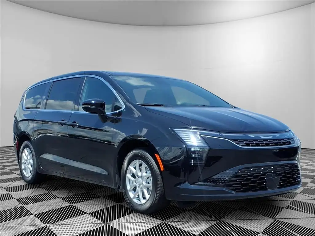 2027 Chrysler Pacifica Select photo 1