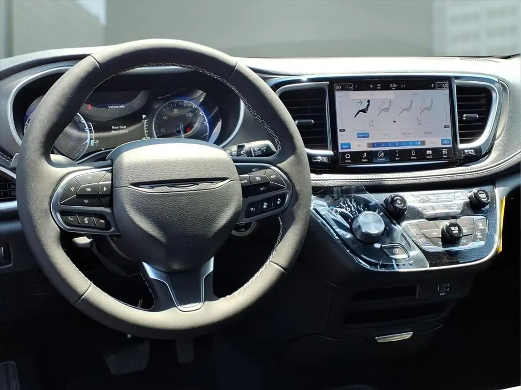 2027 Chrysler Pacifica Select photo 3