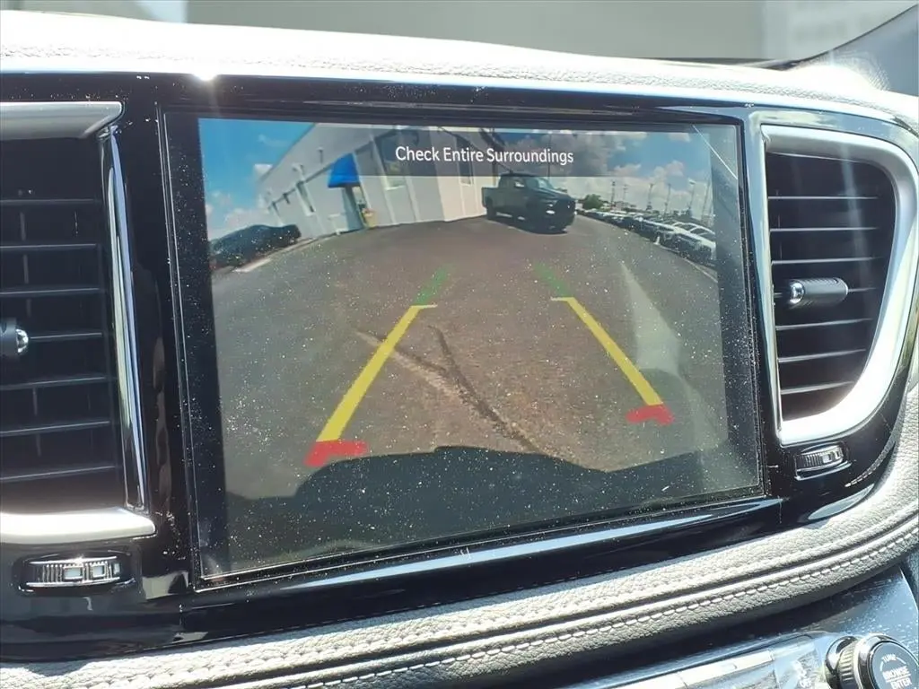 2027 Chrysler Pacifica Select photo 4