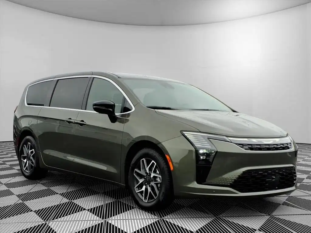 2027 Chrysler Pacifica Limited's photo