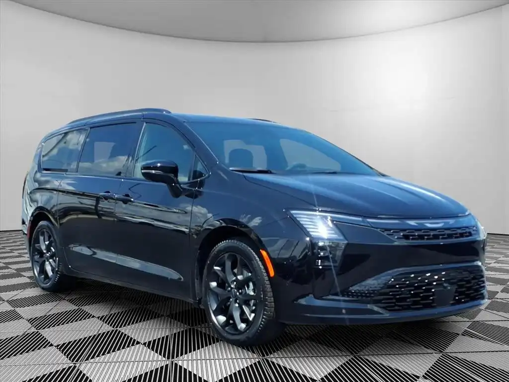 2027 Chrysler Pacifica Limited's photo