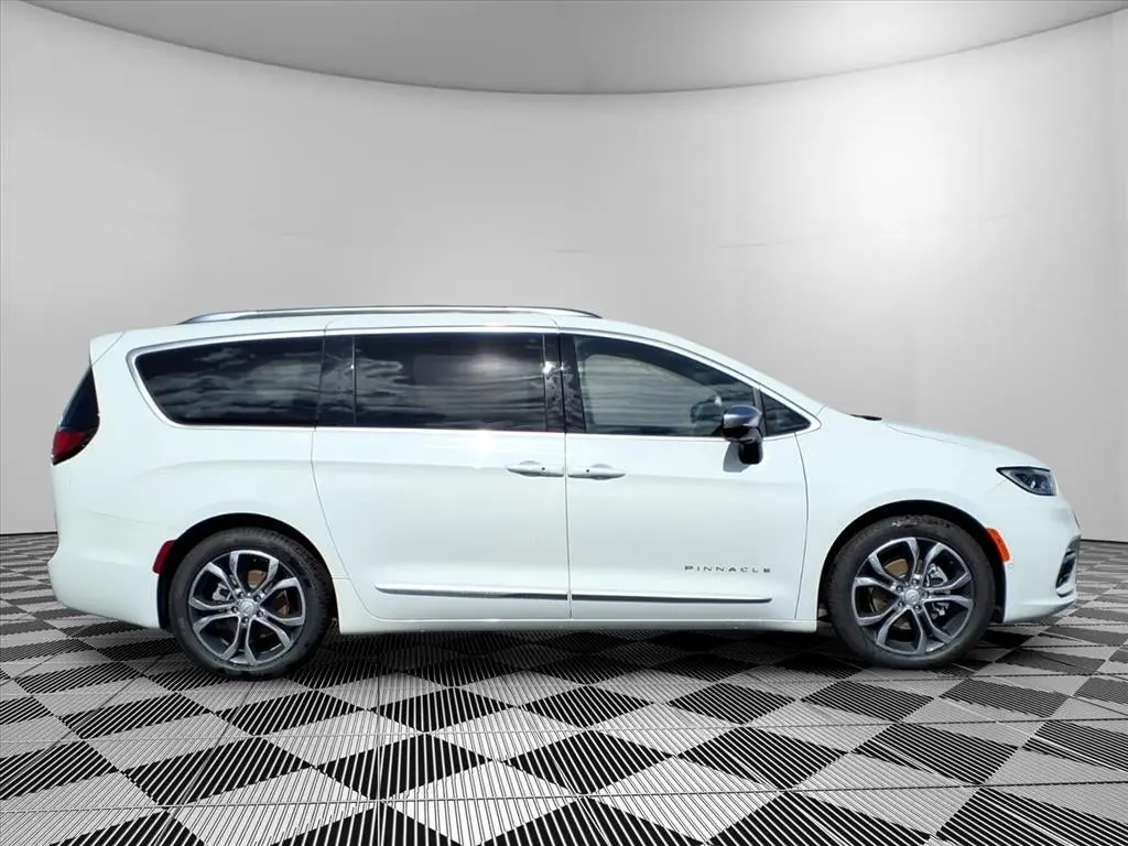 2026 Chrysler Pacifica Pinnacle photo 3