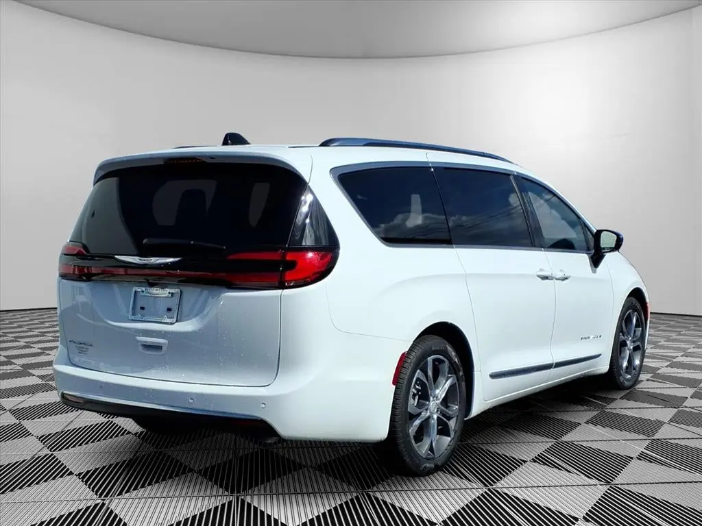 2026 Chrysler Pacifica Pinnacle photo 4