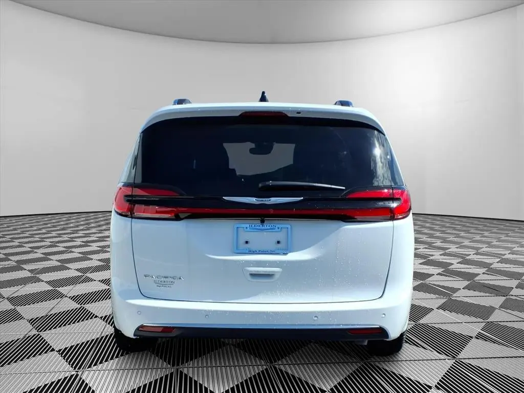 2026 Chrysler Pacifica Pinnacle photo 5