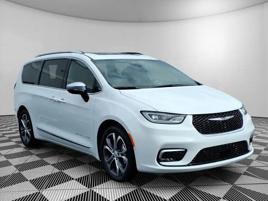 2026 Chrysler Pacifica Pinnacle's photo
