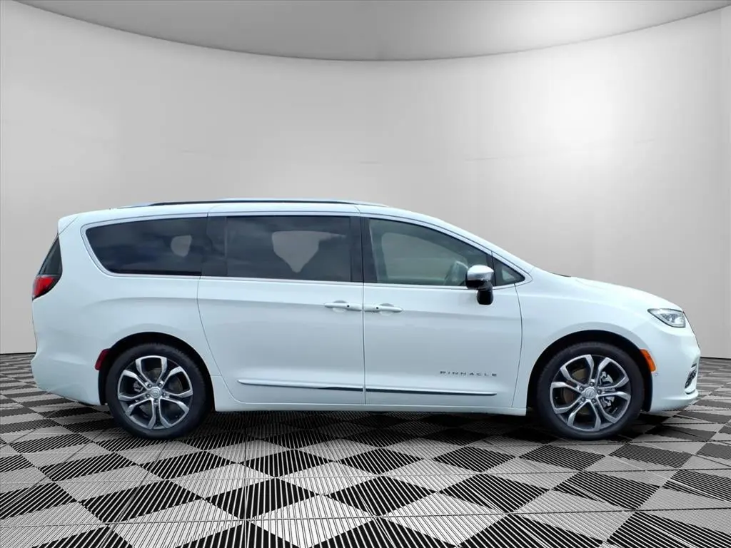 2026 Chrysler Pacifica Pinnacle photo 3