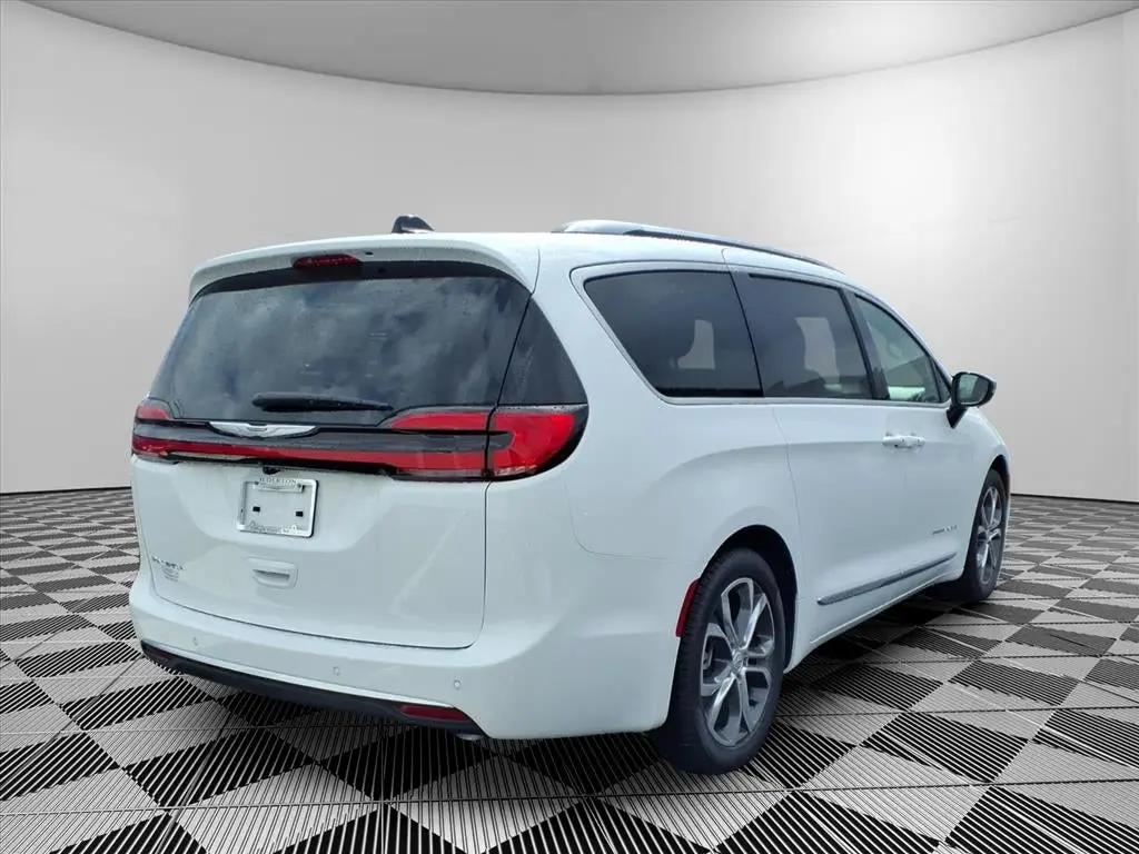 2026 Chrysler Pacifica Pinnacle photo 4