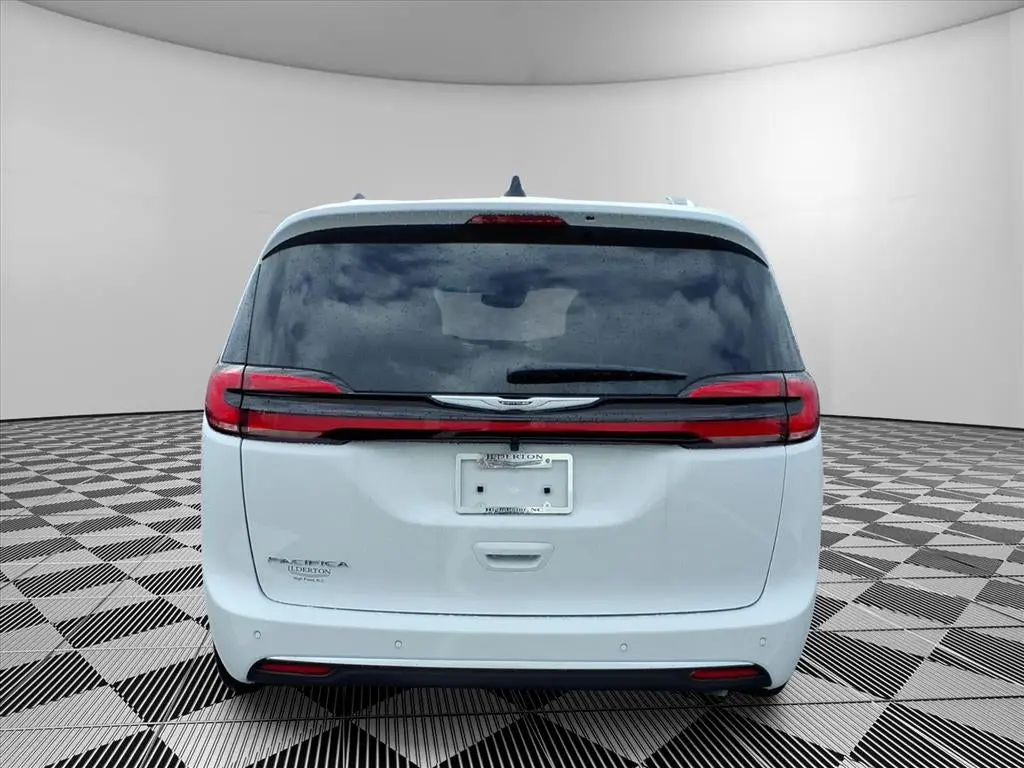 2026 Chrysler Pacifica Pinnacle photo 5