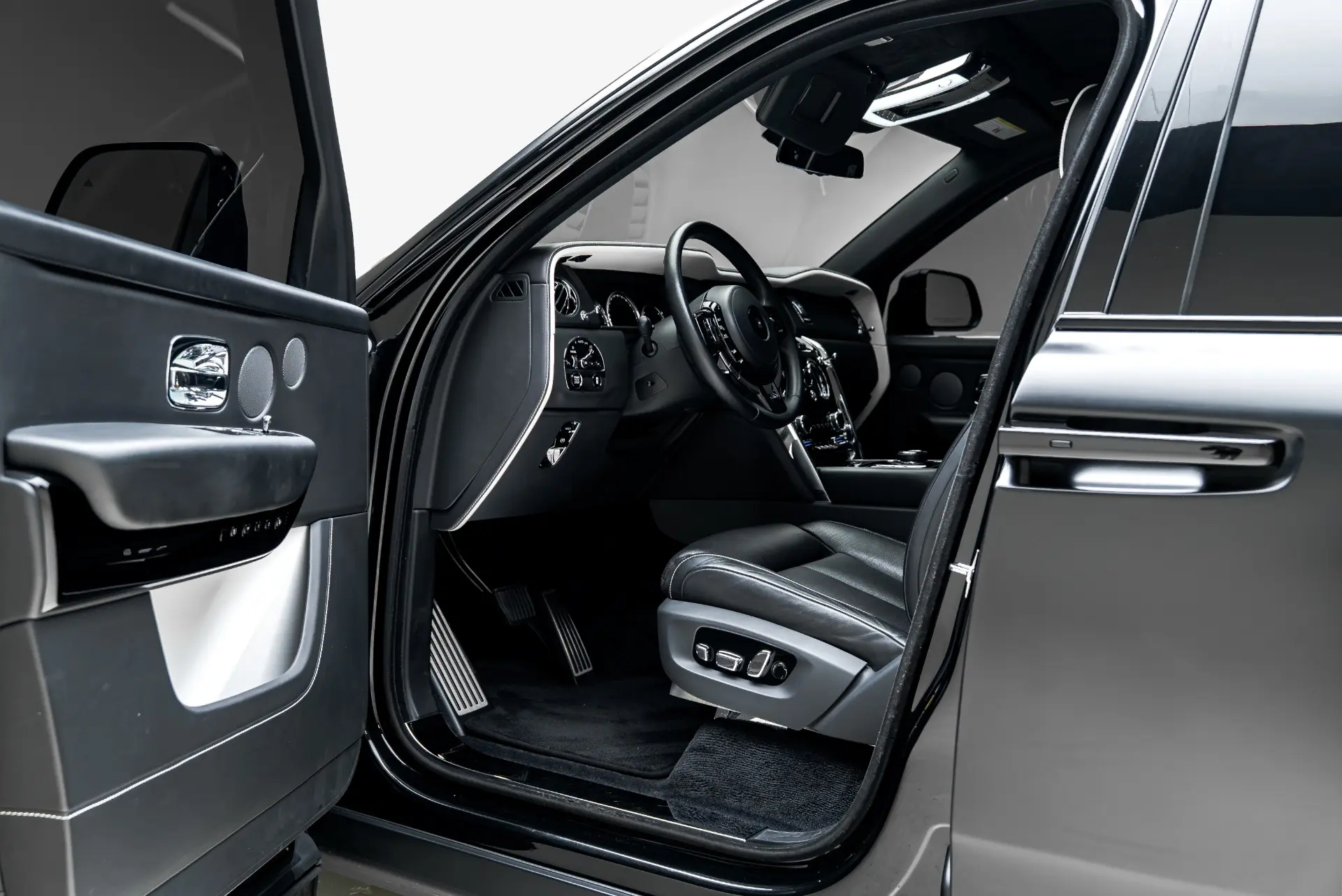 2020 Rolls-Royce Cullinan Base photo 3