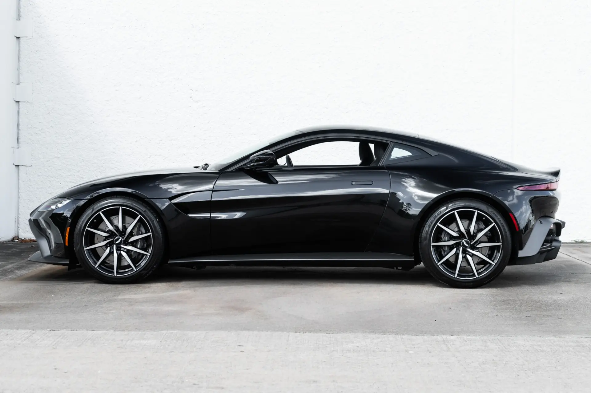 2019 Aston Martin Vantage 4.0 V8 photo 3