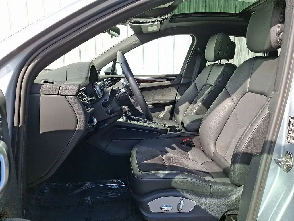 2021 Porsche Macan Base photo 5