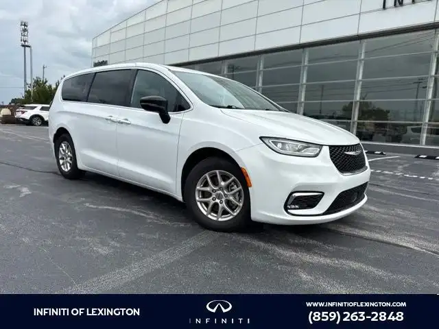 2025 Chrysler Pacifica Select's photo
