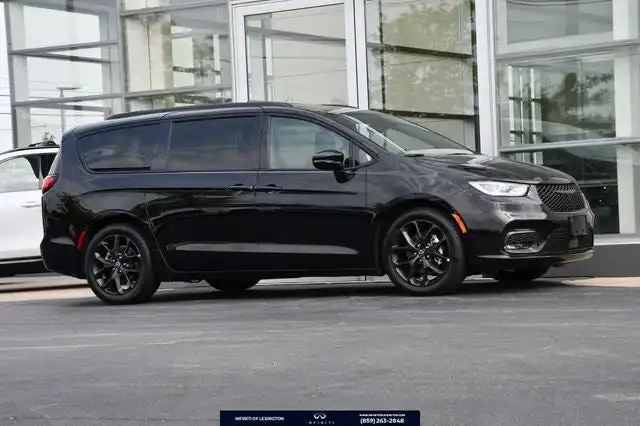 2026 Chrysler Pacifica Limited's photo