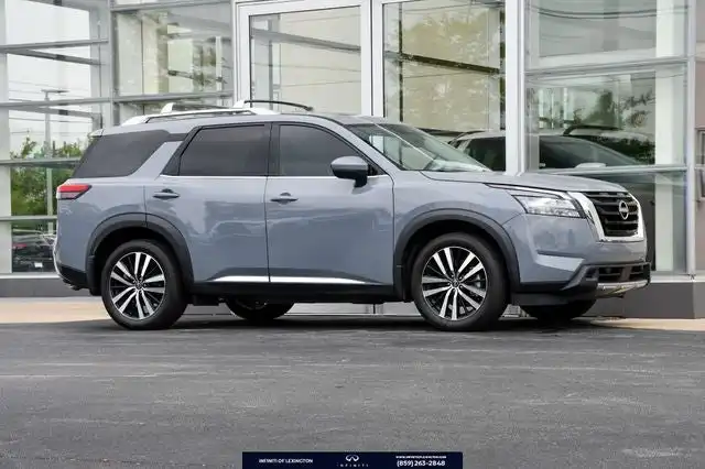 2025 Nissan Pathfinder Platinum 4WD's photo