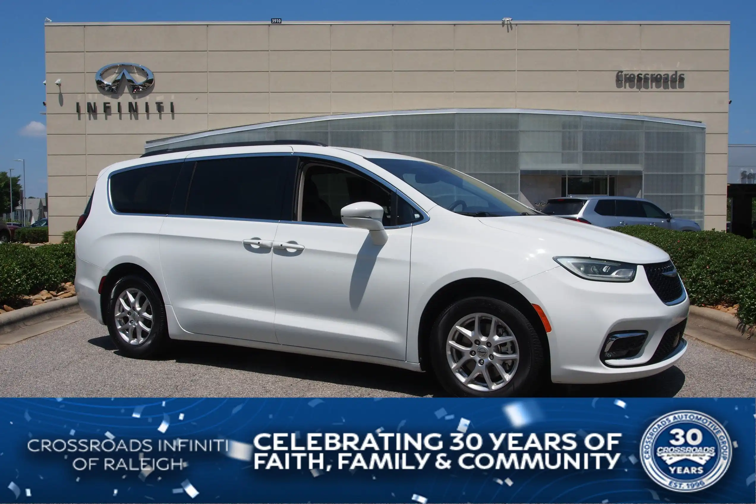 2022 Chrysler Pacifica Touring L's photo
