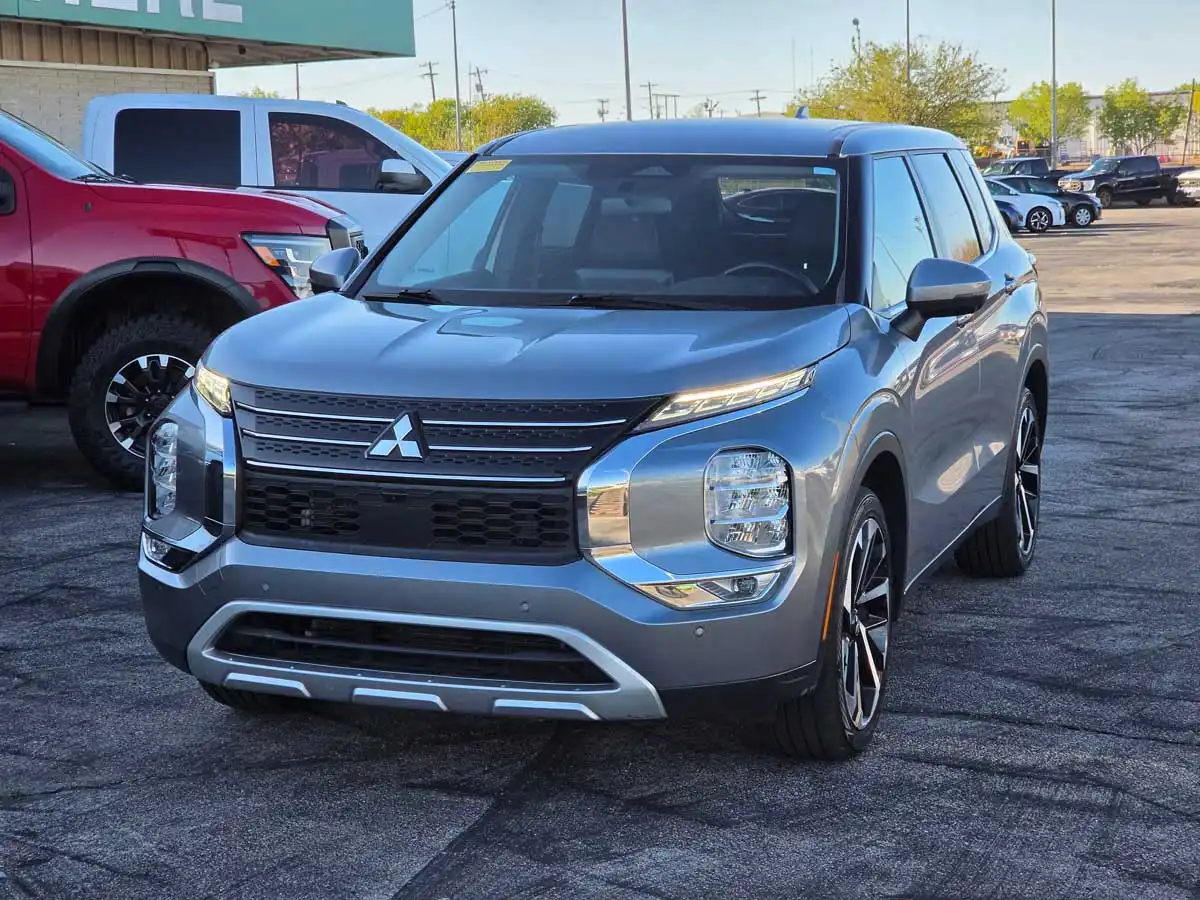 2024 Mitsubishi Outlander SE 2WD's photo