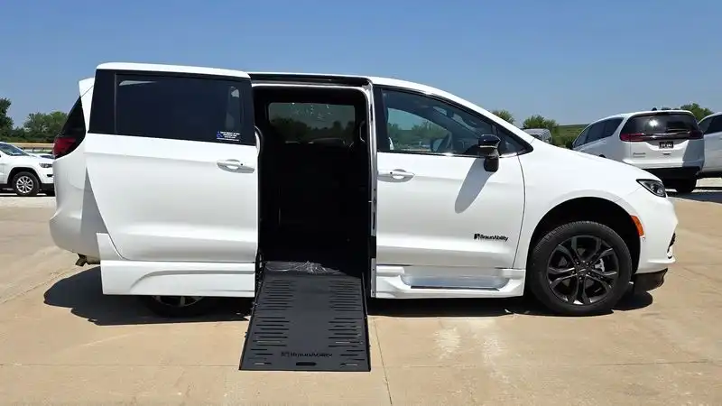 2026 Chrysler Pacifica Select's photo