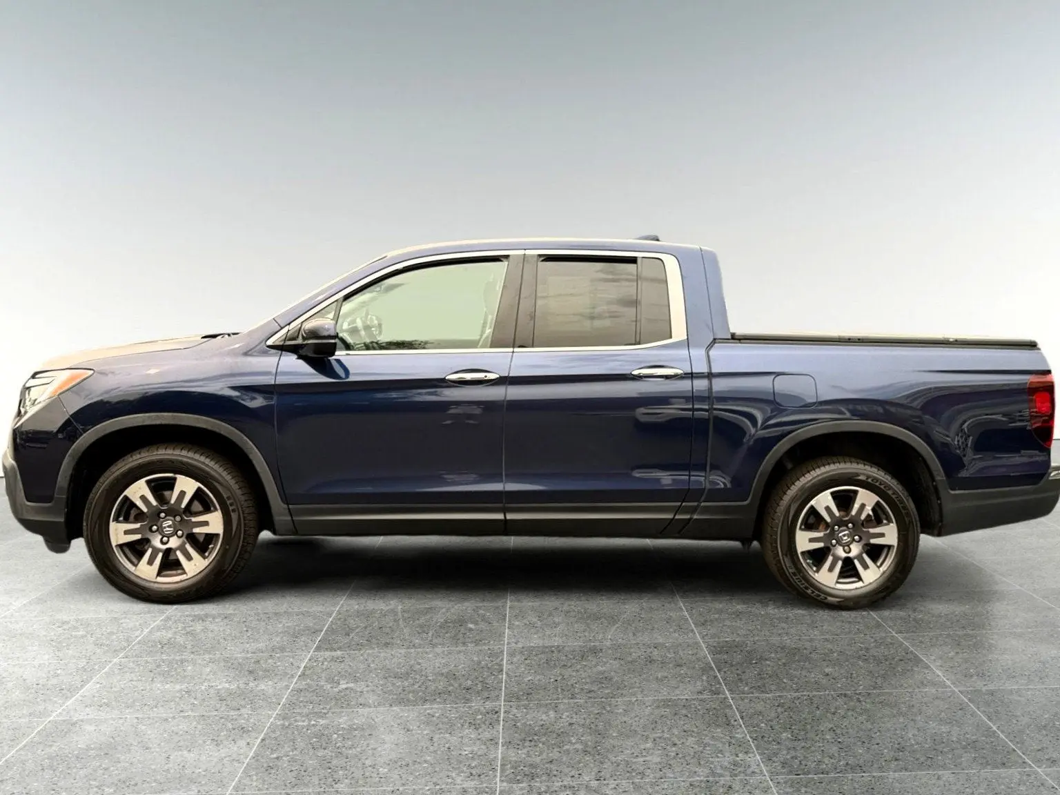2019 Honda Ridgeline RTL-E AWD photo 3