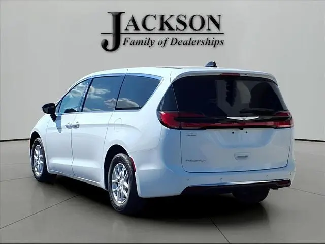2026 Chrysler Pacifica Select photo 3