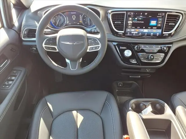 2026 Chrysler Pacifica Select photo 4
