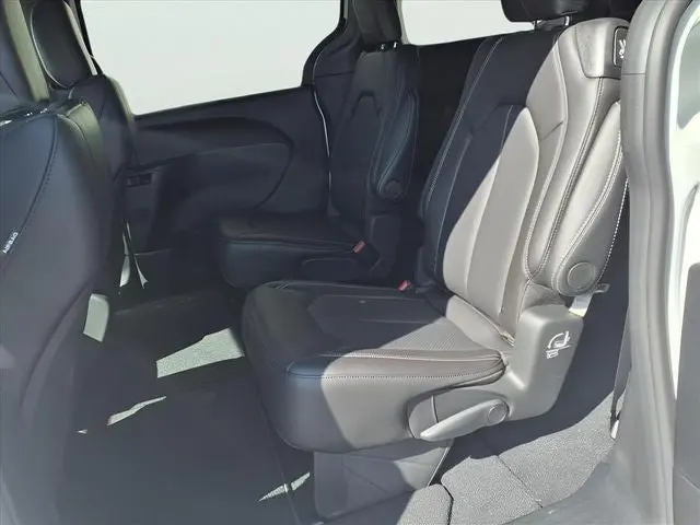 2026 Chrysler Pacifica Select photo 5