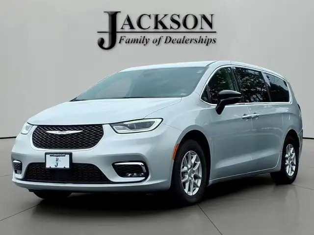 2024 Chrysler Pacifica Touring L's photo