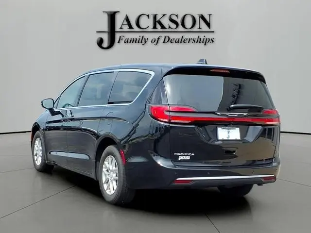 2027 Chrysler Pacifica Select photo 3
