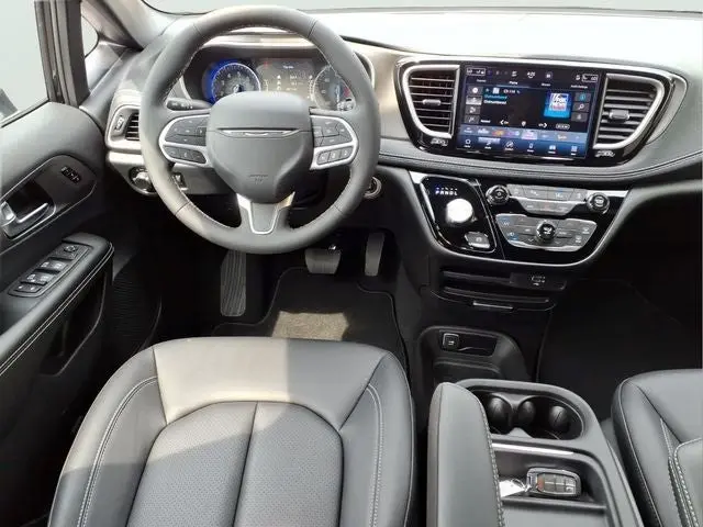 2027 Chrysler Pacifica Select photo 4