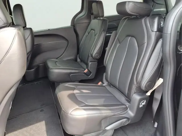 2027 Chrysler Pacifica Select photo 5