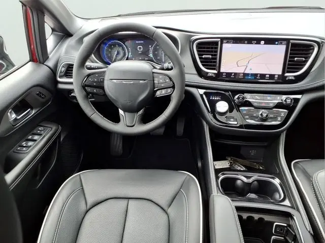 2027 Chrysler Pacifica Limited AWD photo 4