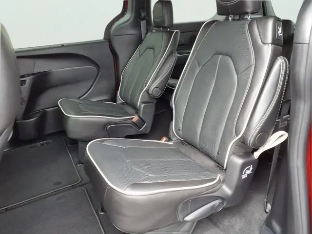 2027 Chrysler Pacifica Limited AWD photo 5