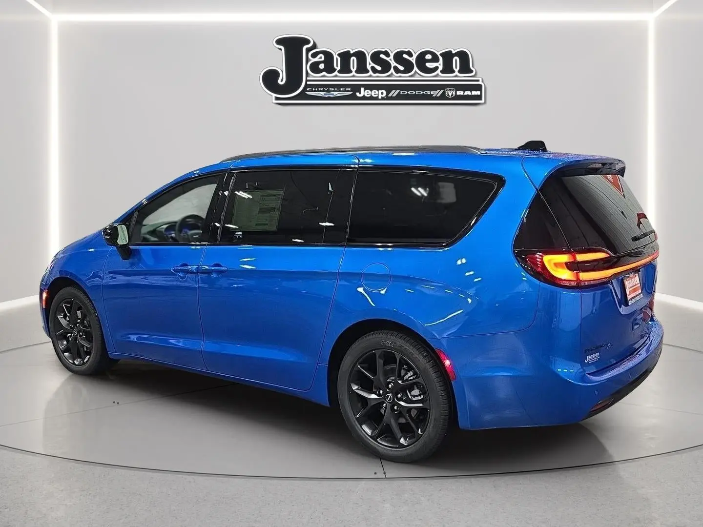 2026 Chrysler Pacifica Select photo 3